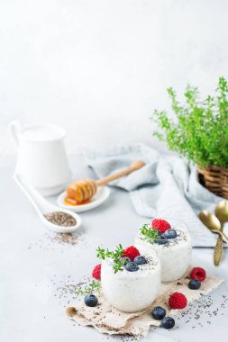 Sağlıklı vegan beyaz chia pudingi çilek ve yeşil kekik ile