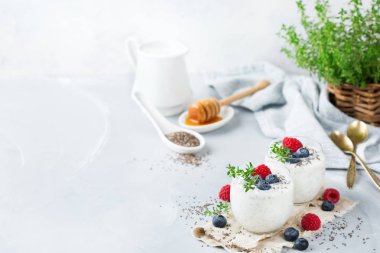 Sağlıklı vegan beyaz chia pudingi çilek ve yeşil kekik ile