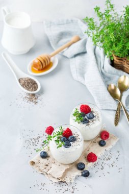 Sağlıklı vegan beyaz chia pudingi çilek ve yeşil kekik ile