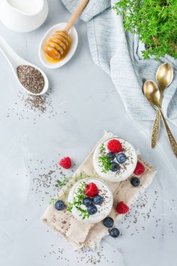 Sağlıklı vegan beyaz chia pudingi çilek ve yeşil kekik ile