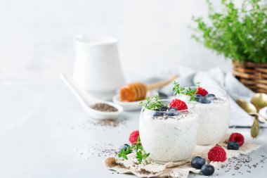 Sağlıklı vegan beyaz chia pudingi çilek ve yeşil kekik ile