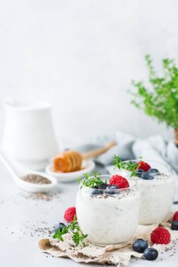 Sağlıklı vegan beyaz chia pudingi çilek ve yeşil kekik ile