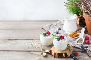 Sağlıklı vegan beyaz chia pudingi çilek ve yeşil kekik ile
