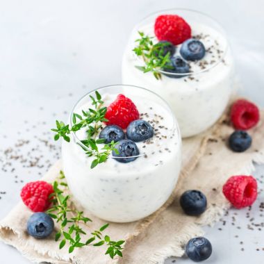 Sağlıklı vegan beyaz chia pudingi çilek ve yeşil kekik ile