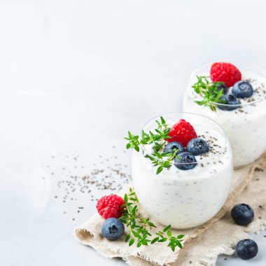 Sağlıklı vegan beyaz chia pudingi çilek ve yeşil kekik ile