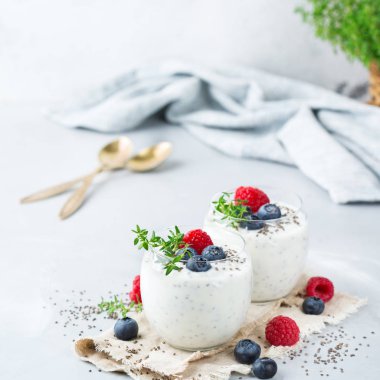 Sağlıklı vegan beyaz chia pudingi çilek ve yeşil kekik ile