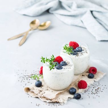 Sağlıklı vegan beyaz chia pudingi çilek ve yeşil kekik ile