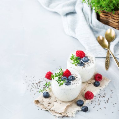 Sağlıklı vegan beyaz chia pudingi çilek ve yeşil kekik ile