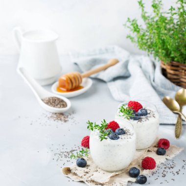 Sağlıklı vegan beyaz chia pudingi çilek ve yeşil kekik ile