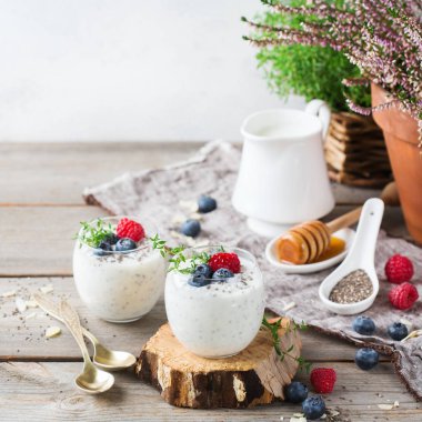 Sağlıklı vegan beyaz chia pudingi çilek ve yeşil kekik ile