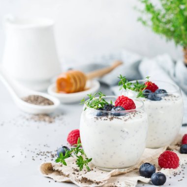 Sağlıklı vegan beyaz chia pudingi çilek ve yeşil kekik ile
