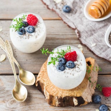 Sağlıklı vegan beyaz chia pudingi çilek ve yeşil kekik ile