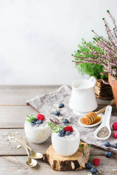 Sağlıklı vegan beyaz chia pudingi çilek ve yeşil kekik ile