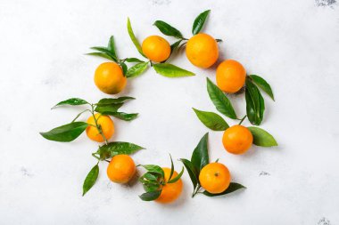 Bir tablo üzerinde organik sağlıklı mandalina mandarine çelenk