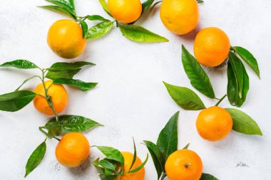 Organik sağlıklı yiyecek ve içecek, tatil dekorasyon konsepti. Mandalina mandarine çelenk beyaz bir rustik tablo. Alan üst görünüm Kopyala düz arka plan yatıyordu