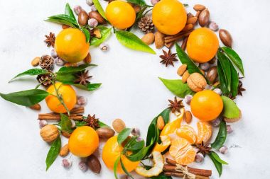 Yiyecek ve içecek, tatil kavramı. Baharat ve mandalina beyaz bir rustik tablo ile Noel Yılbaşı çelengi. Alan üst görünüm Kopyala düz arka plan yatıyordu