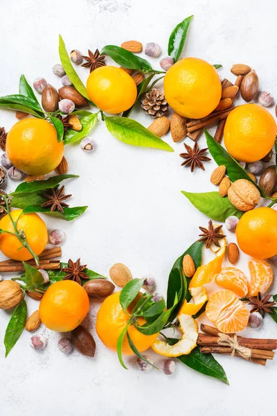 Рождественский венок со специями и мандарином — стоковое фото