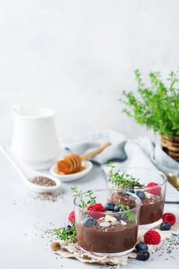 Sağlıklı vegan çikolata chia pudingi çilek ve yeşil kekik ile