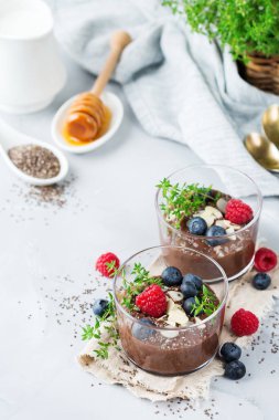 Sağlıklı vegan çikolata chia pudingi çilek ve yeşil kekik ile