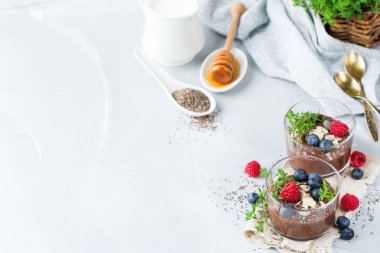 Sağlıklı vegan çikolata chia pudingi çilek ve yeşil kekik ile