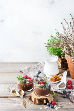 Sağlıklı vegan çikolata chia pudingi çilek ve yeşil kekik ile
