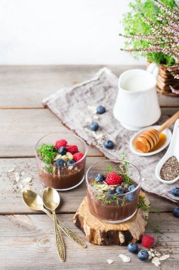 Sağlıklı vegan çikolata chia pudingi çilek ve yeşil kekik ile