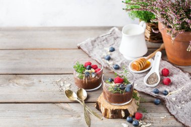 Sağlıklı vegan çikolata chia pudingi çilek ve yeşil kekik ile