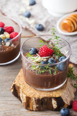 Sağlıklı vegan çikolata chia pudingi çilek ve yeşil kekik ile