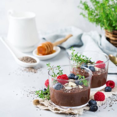 Sağlıklı vegan çikolata chia pudingi çilek ve yeşil kekik ile