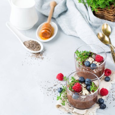 Sağlıklı vegan çikolata chia pudingi çilek ve yeşil kekik ile