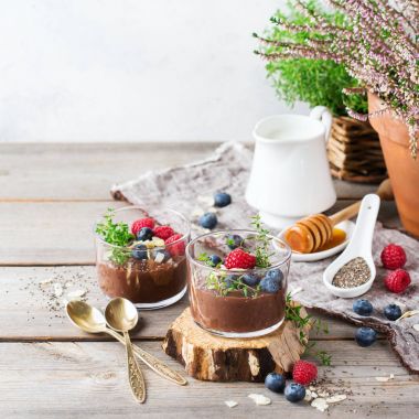 Sağlıklı vegan çikolata chia pudingi çilek ve yeşil kekik ile