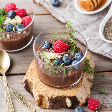 Sağlıklı vegan çikolata chia pudingi çilek ve yeşil kekik ile