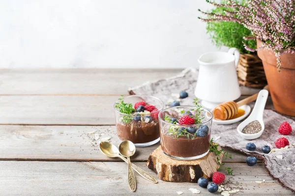 Puding coklat chia sehat vegan dengan buah beri dan thyme hijau — Stok Foto