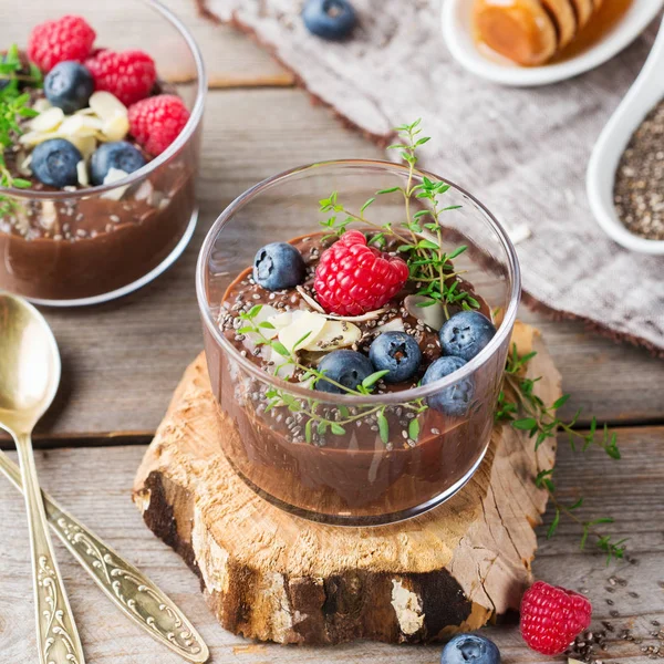 Pudim de chia de chocolate vegan saudável com bagas e tomilho verde — Fotografia de Stock