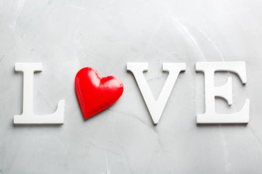 Sevgililer günü tatil metin kelime aşk ile kırmızı kalp