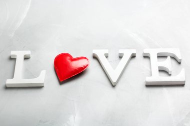 Sevgililer günü tatil metin kelime aşk ile kırmızı kalp