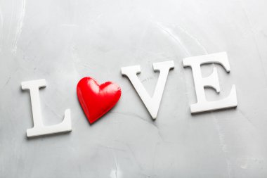 Sevgililer günü tatil metin kelime aşk ile kırmızı kalp