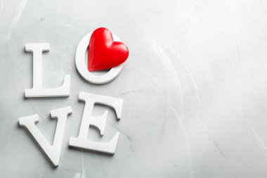 Sevgililer günü tatil metin kelime aşk ile kırmızı kalp