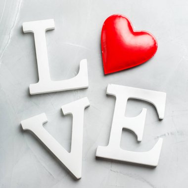 Sevgililer günü tatil metin kelime aşk ile kırmızı kalp