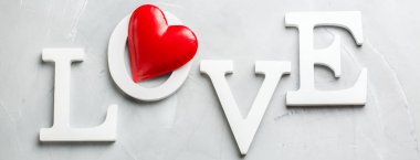 Sevgililer günü tatil metin kelime aşk ile kırmızı kalp