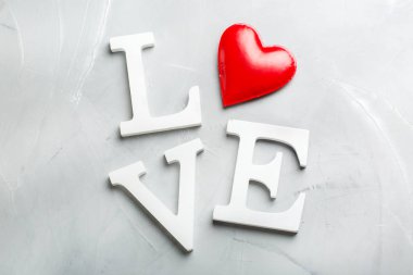 Sevgililer günü tatil metin kelime aşk ile kırmızı kalp