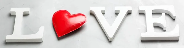 Dia dos Namorados feriado texto palavra amor com coração vermelho — Fotografia de Stock