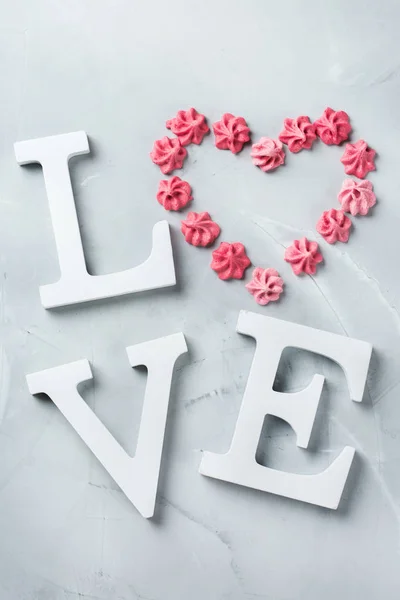 Valentin-nap ünnep szöveg szó szerelmes szív rózsaszín habcsók — Stock Fotó