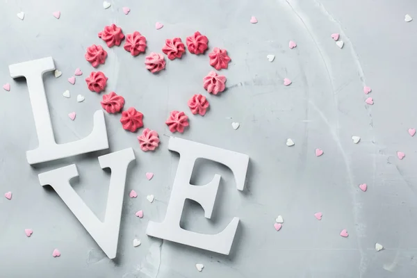 Wakacje Walentynki miłość słowo tekst z beza różowy serce — Zdjęcie stockowe