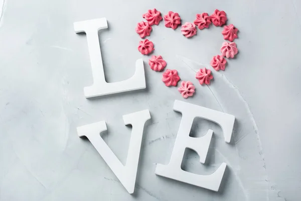 Valentinky den dovolené textu slovo láska srdce růžové pusinky — Stock fotografie