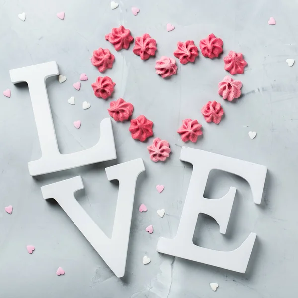 Dia dos Namorados feriado texto palavra amor com coração merengue rosa — Fotografia de Stock