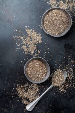 Bir kase içinde organik sağlıklı chia tohum