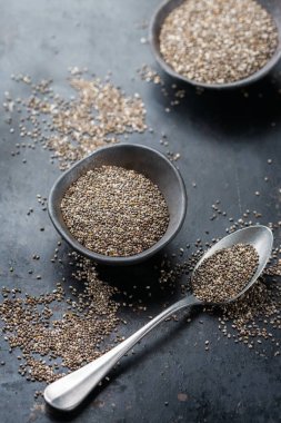 Bir kase içinde organik sağlıklı chia tohum