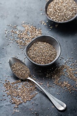 Bir kase içinde organik sağlıklı chia tohum