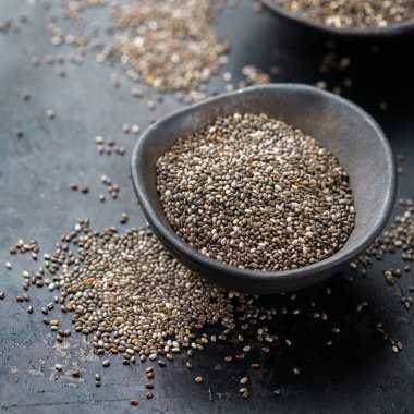 Bir kase içinde organik sağlıklı chia tohum